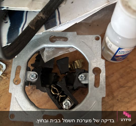 חלקי מתכת וכלים על שולחן עבודה